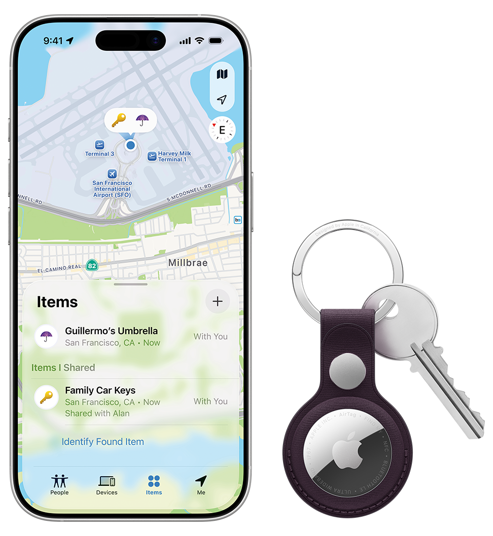 iPhone και AirTag, οθόνη iPhone ενεργή στην εφαρμογή Find My, η οποία εμφανίζει τα αντικείμενα του χρήστη στον χάρτη σε πραγματικό χρόνο, αναφέροντας πόσο μακριά βρίσκονται, την πλησιέστερη διεύθυνση και την τελευταία φορά που εντοπίστηκε τοποθεσία. AirTag σε μπρελόκ με ύφασμα FineWoven χρώματος Midnight Purple, μαζί με ένα κλειδί